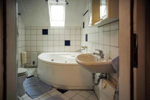 Et badeværelse på Hotel Restaurant Wolfsschlucht GmbH