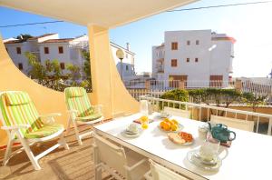 Un balcón con una mesa con comida. en Apartment Paradise Bay 3 at Alcudia Beach, Salzes 3 en Playa de Muro