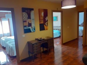 Habitación con escritorio y habitación con cama en ARCO DE VILLAHOZ, en Villahoz