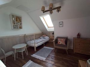 sypialnia z łóżkiem, stołem i krzesłem w obiekcie Ostoja Bukowo 20 Kaszuby, Miętowa Żaba w mieście Borowy Młyn