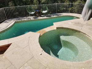 Gallery image of Appart "Pins & parasol", piscine chauffée et bain à remous in Taradeau