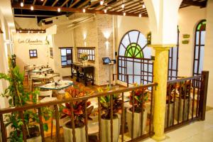拉梅薩的住宿－Kau Hotel，一间餐厅,房间里摆放着桌子和盆栽植物