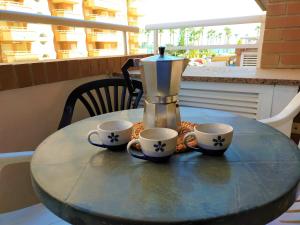オロペサ・デル・マールにあるACV - Vistamar I-1ª Linea Planta 1 Norteのコーヒーメーカー、テーブルの上に2杯