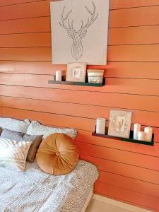 um quarto com uma parede laranja com uma cama e velas em Studio MIA - Cosy & Comfortable - Glacier Paradise em Zermatt