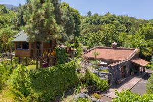 een luchtzicht op een huis met een tuin bij La Finca in La Orotava