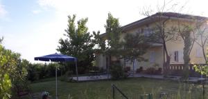 a house with an umbrella in the yard at Villa Marianna in Vasto