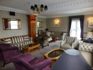 A seating area at Cliff Hotel