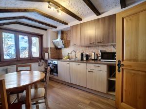 Kuchyň nebo kuchyňský kout v ubytování Apartment with beautiful views in Zermatt + 28 fotografií