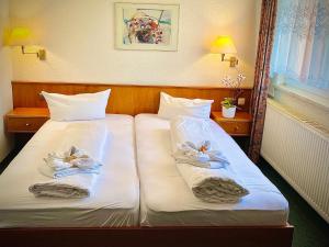 Postel nebo postele na pokoji v ubytování Meister BÄR HOTEL Wettiner Hof
