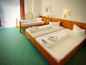 Postel nebo postele na pokoji v ubytování Meister BÄR HOTEL Wettiner Hof