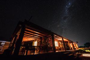 圣佩德罗·德·阿塔卡马Vientos San Pedro的夜晚的木屋，银河横亘其间