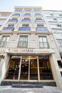 イスタンブールにあるThe Charm Hotel - Old Cityのホテルの看板が付いた建物