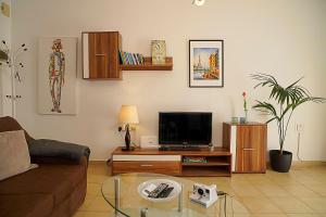 Μια τηλεόραση ή/και κέντρο ψυχαγωγίας στο Seaside Apartments Malta Mellieha1