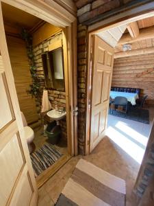 Ένα μπάνιο στο Avoti +75 φωτογραφίες