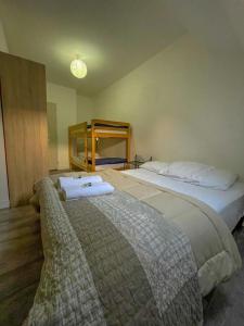 1 dormitorio con 2 camas y toallas. en Chambres d'hôtes et Gîte Felicidade, en Mer