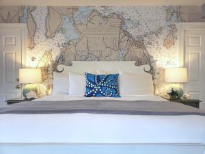 - une chambre avec un grand lit et deux lampes dans l'établissement The Primrose, à Bar Harbor
