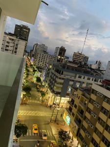 vistas a una ciudad con edificios y una calle en NCG SUITE Centro, en Guayaquil