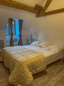 MerにあるChambres d'hôtes et Gîte Felicidadeのベッドルーム1室(大型ベッド1台付)