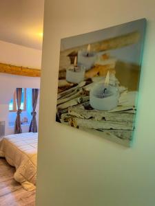una imagen de velas en cuencos en una pared en Chambres d'hôtes et Gîte Felicidade en Mer