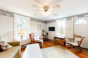 ein Wohnzimmer mit einem Sofa und einem Deckenventilator in der Unterkunft The Rose Cottage in Nantucket