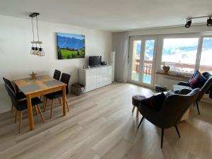 TV a/nebo společenská místnost v ubytování Modernes Wohlfühlstudio im Haus Eldorado mit Traumaussicht