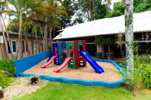 een speeltuin in de tuin van een huis bij Hotel Casa Amarela in Avaré