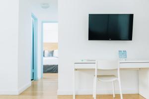 TV a/nebo společenská místnost v ubytování Aqua Hotel & Suites