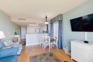 uma sala de estar com um sofá e uma mesa em Bay Watch 0232 em Myrtle Beach