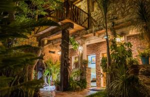 an indoor garden with plants in a brick building at Hotel Colibri in Mineral de Pozos