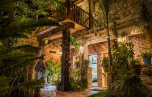 um jardim interior com plantas num edifício de tijolos em Hotel Colibri em Mineral de Pozos