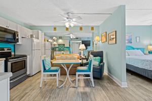 uma sala de estar com uma cozinha e um quarto com uma cama em Bay Watch 0631 em Myrtle Beach