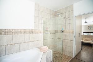 アイゼルフォンテンにあるKaalvoet Self-Catering Apartmentsのバスルーム(シャワー、バスタブ付) +61枚の写真
