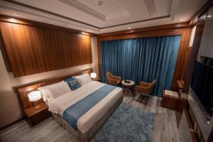pokój hotelowy z łóżkiem i oknem w obiekcie Elite Najran w mieście Nadżran