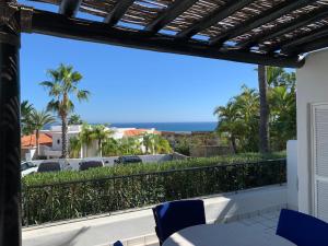 圣何塞德尔卡沃Ocean View Cabo Condo Create Memories!!的可欣赏海景的阳台