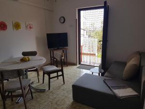 een woonkamer met een bank en een tafel bij Apartment Ute in Mali Lošinj