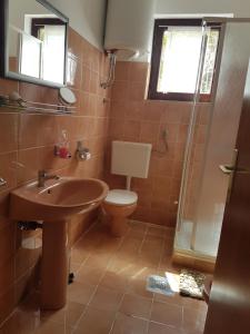 y baño con lavabo, aseo y ducha. en Apartment Ute, en Mali Lošinj