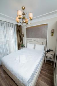 Кровать или кровати в номере The Charm Hotel - Old City