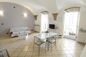 Televízia a/alebo spoločenská miestnosť v ubytovaní St. George Apartment + 12 fotografií