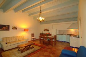 - un salon avec un canapé et une table dans l'établissement Torre Archirafi Resort, à Riposto