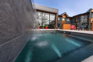 Bazén v ubytování Hôtel & Suites Normandin Lévis nebo v jeho okolí