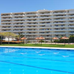 een hotel met een groot zwembad voor een gebouw bij Carihuela Park Palace Studio in Torremolinos