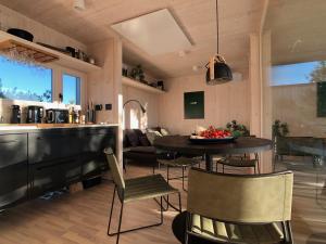Część wypoczynkowa w obiekcie Buqez Eco Resort - Beach Villa No 29 - Seaview
