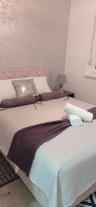 Rúm í herbergi á Apartman SILVER