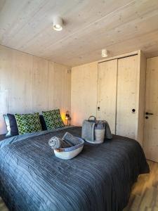 sypialnia z dużym łóżkiem z dwoma koszami w obiekcie Buqez Eco Resort - Beach Villa No 29 - Seaview w mieście Drage