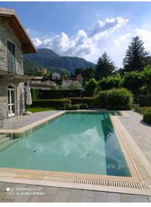 een zwembad voor een huis bij BELLAGIO DREAMS APT, pool, with private garden, near lake in Bellagio