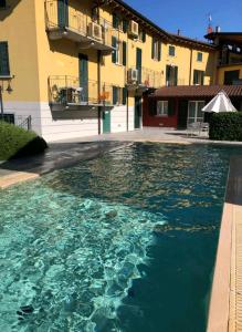een grote plas water voor een gebouw bij BELLAGIO DREAMS APT, pool, with private garden, near lake in Bellagio