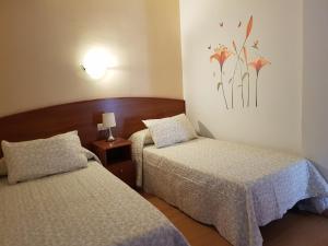 Postel nebo postele na pokoji v ubytování Hostal Mary - ADULTS ONLY + 28 fotografií