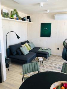salon z niebieską kanapą i krzesłami w obiekcie Buqez Eco Resort - Beach Villa No 29 - Seaview w mieście Drage