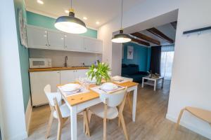 Kuchyňa alebo kuchynka v ubytovaní Lawendowe wzgórze Apartamenty