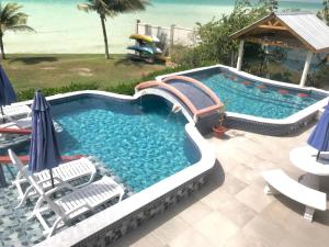 Tilt-Ta-Dock Resort Belize内部或周边的泳池